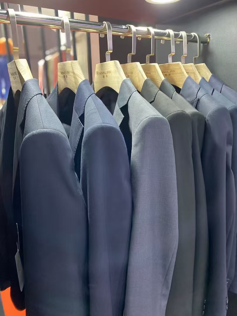 成排悬挂的企业职业装西服